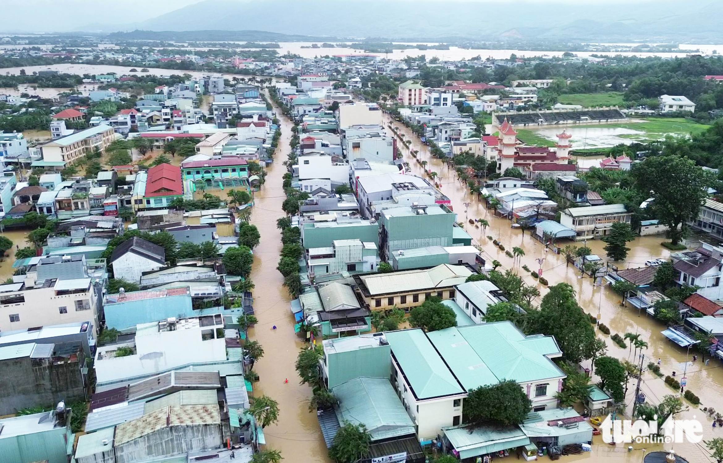 武嘉河和顺化河洪水消退缓慢,岘港许多地区仍是一片汪洋
